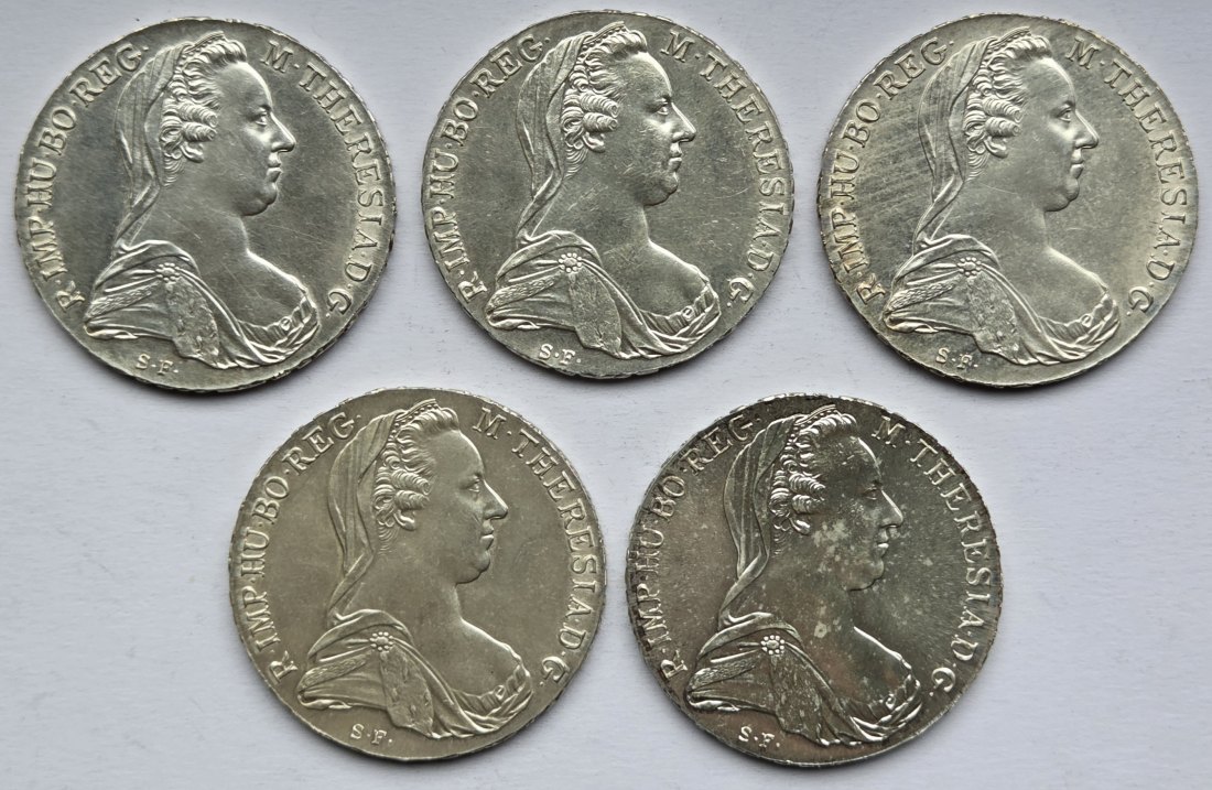  Österreich: Fünf Maria-Theresia-Taler, zusammen 116,5 g Feinsilber   