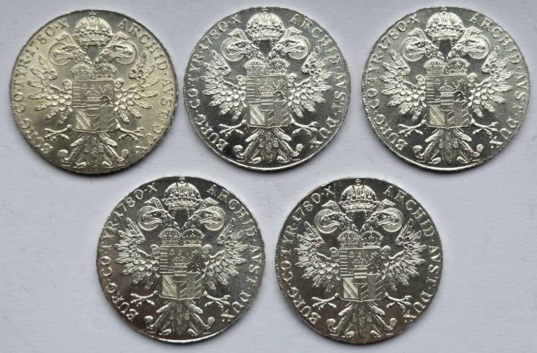  Österreich: Fünf Maria-Theresia-Taler, zusammen 116,5 g Feinsilber   