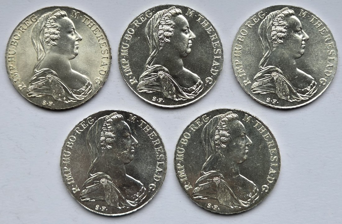 Österreich: Fünf Maria-Theresia-Taler, zusammen 116,5 g Feinsilber   