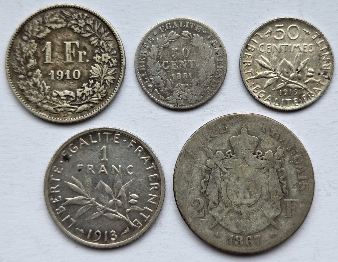  Frankreich/Schweiz: Lot aus fünf Silbermünzen, zusammen 20,9 g Feinsilber   