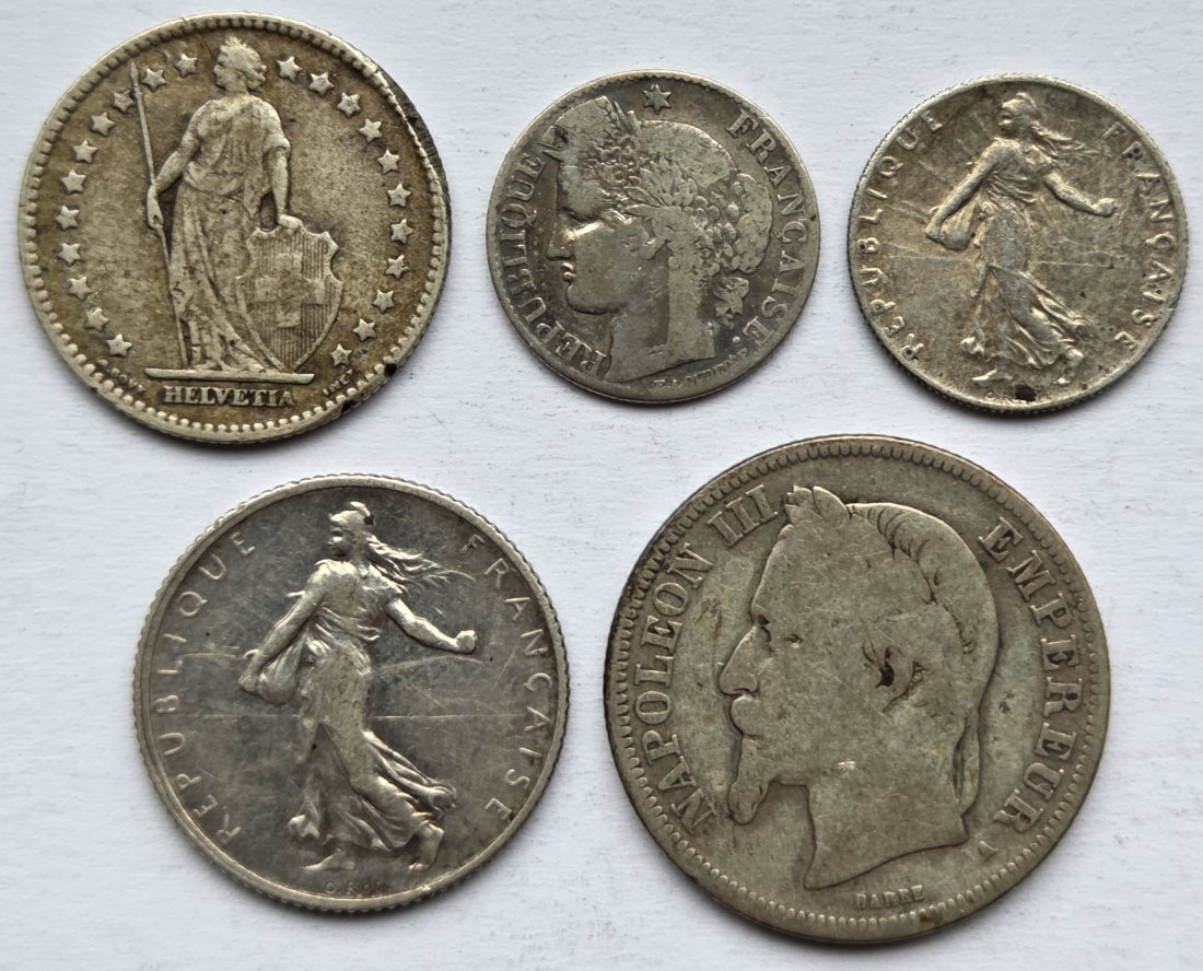  Frankreich/Schweiz: Lot aus fünf Silbermünzen, zusammen 20,9 g Feinsilber   