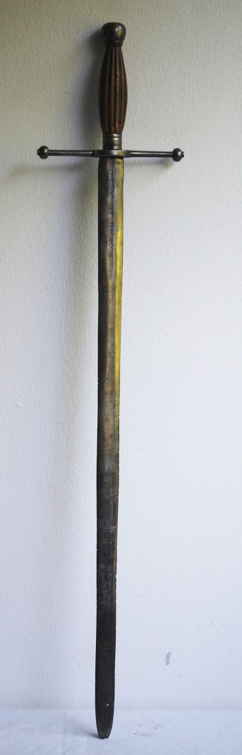 Antikes Schwert, 17. Jahrhundert, Eisen mit gekerbtem Holzgriff,