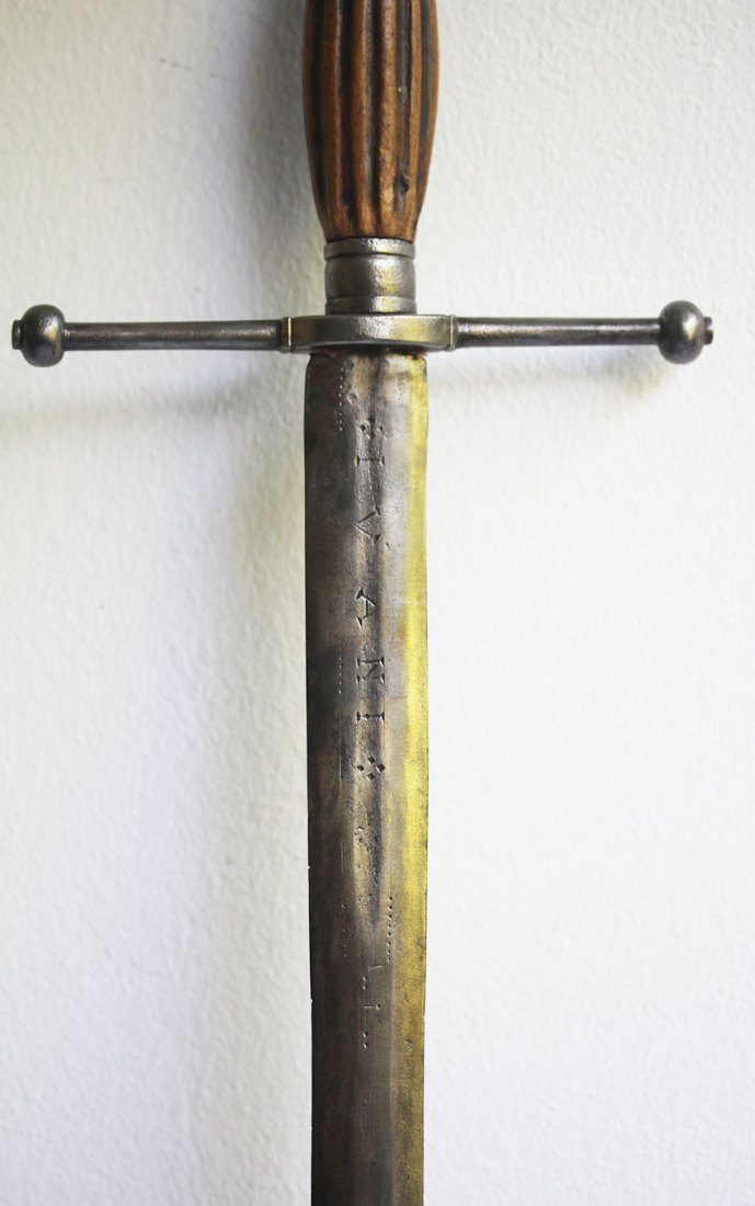  Antikes Schwert, 17. Jahrhundert, Eisen mit gekerbtem Holzgriff,   