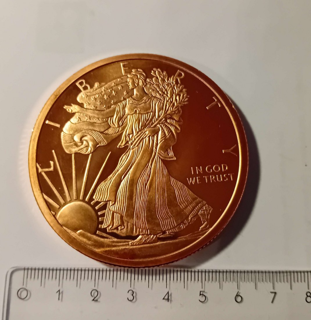 USA 5 Unzen Copper Walking Liberty Eagle. Die Medaille erinnert an den ½ Dollar Walking Liberty Hal