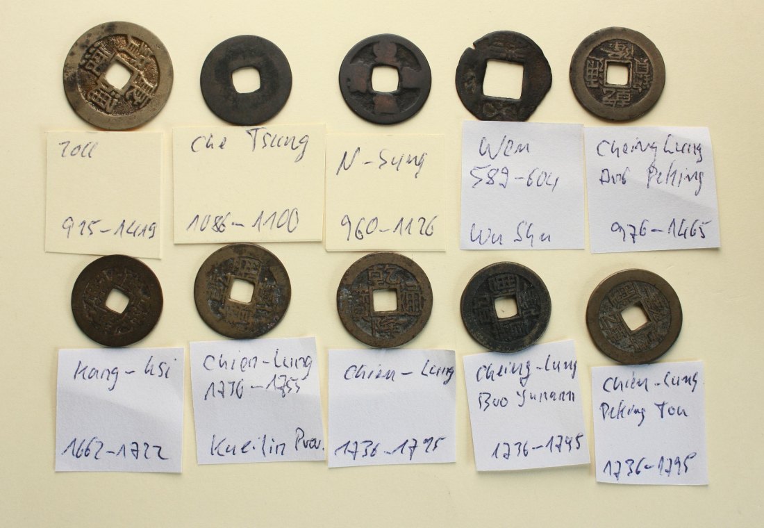  China: Wertvolles Lot von 10 Cash-Munzen ab dem 6 Jh. mit Bestimmungszetteln! siehe Bilder!   