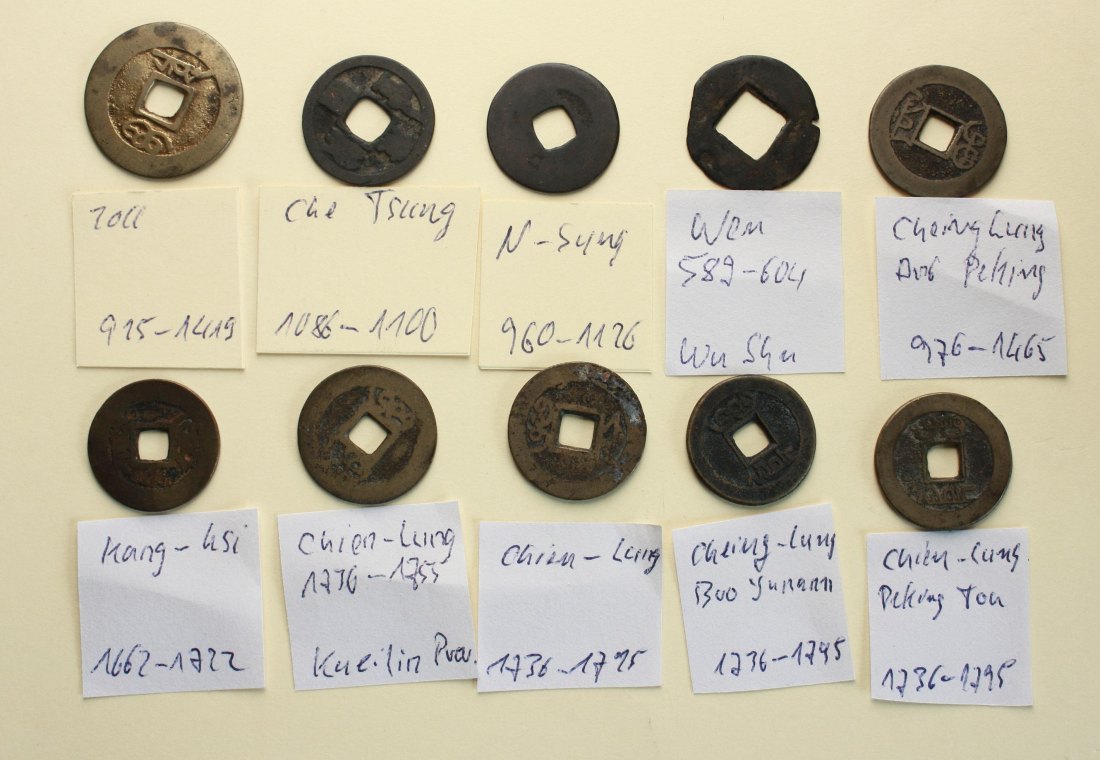  China: Wertvolles Lot von 10 Cash-Munzen ab dem 6 Jh. mit Bestimmungszetteln! siehe Bilder!   