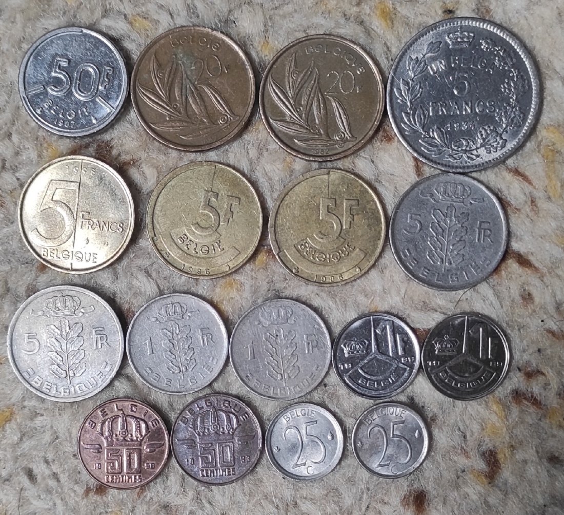  Set 069: Belgien Münzlot mit 17 verschiedenen Münzen, dabei eine alte Münze   