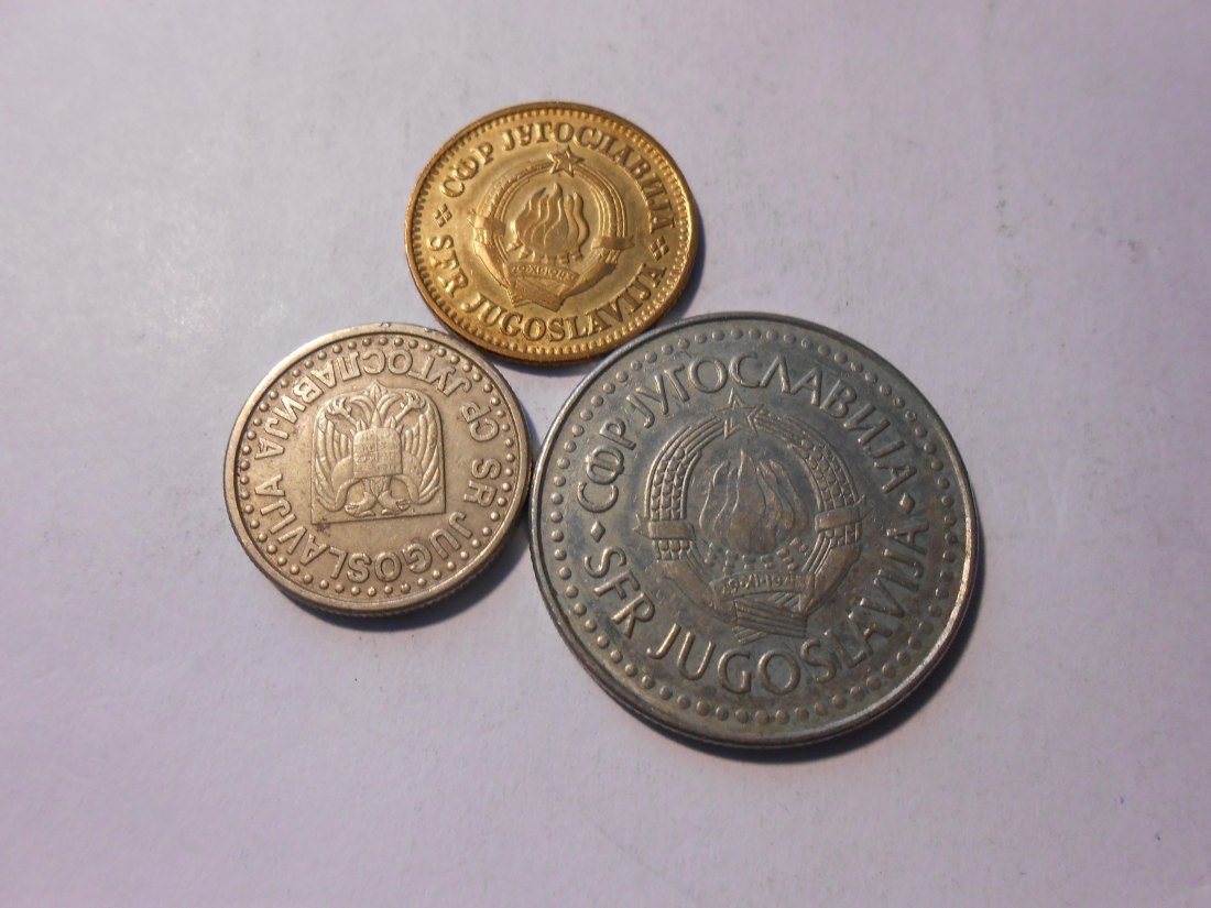  hn39 / Jugoslawien, 3er Lot, 10 Para (KM# 44), 1 Dinar 1996 (KM# 168) und 100 Dinar 1985 (KM# 114)   