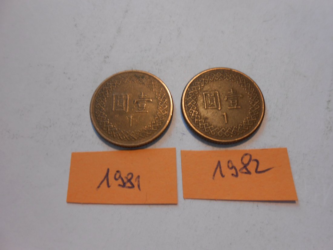 hn55 /Taiwan, 2er Lot, 1 Dollar 1981 + 1982 (Y# 551)