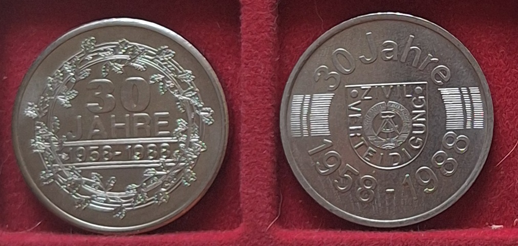  DDR-Medaillen 1958-1988 unedel   