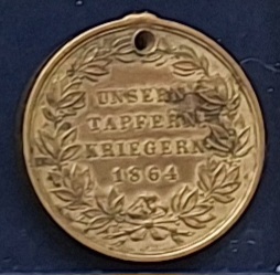  Kriegsgedenkmedaille 1864 gestiftet von Wilhelm und Franz Joseph Bronze gelocht   