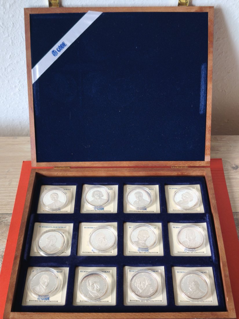  24 Silbermedaillen 999 Feinsilber ca. 360g PP Schatulle + Zert.   