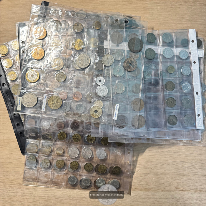  LOT: Weltmünzen in Kunstoffblättern. Hauptsächlich 20. Jahrhundert FM-Frankfurt Gesamtgewicht: 2,4kg   