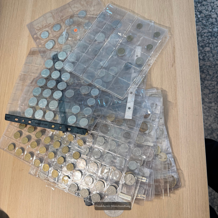  LOT: Weltmünzen in Kunstoffblättern. Hauptsächlich 20. Jahrhundert FM-Frankfurt Gesamtgewicht: 2,3kg   