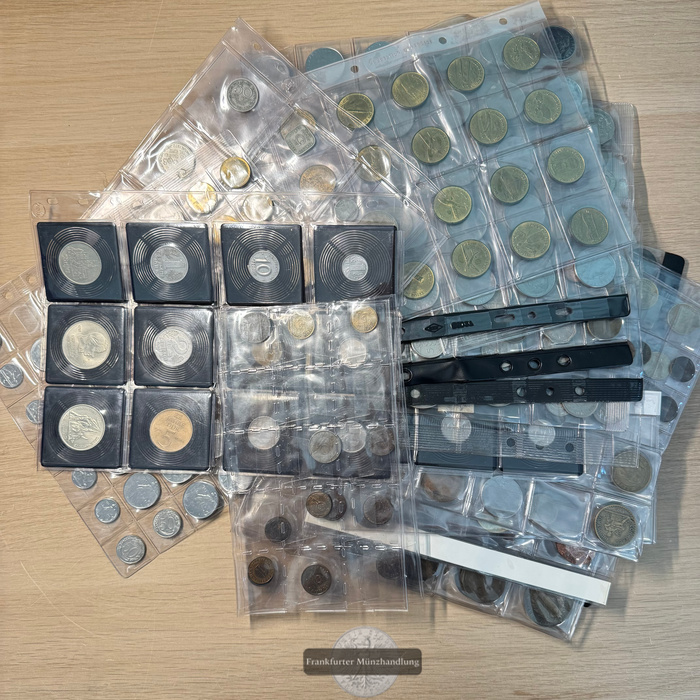  LOT: Weltmünzen in Kunstoffblättern. Hauptsächlich 20. Jahrhundert FM-Frankfurt Gesamtgewicht: 2,6kg   