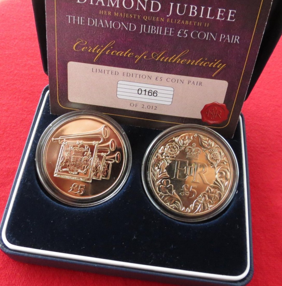 Guernsey + Jersey 2 x 5 pound 2012 anniversary, queen