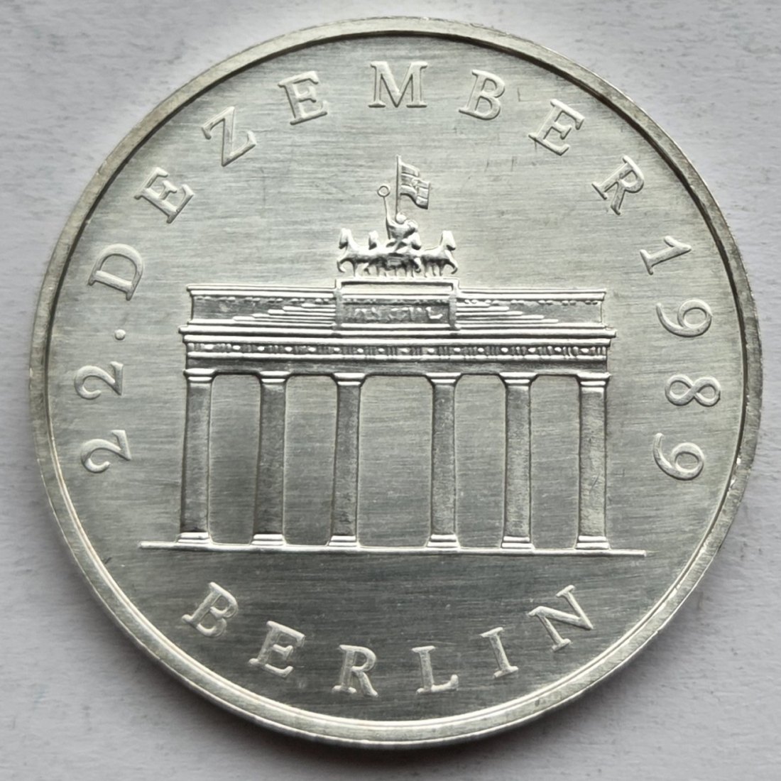  DDR: 20 Mark Brandenburger Tor 1990 in Silber, 18,2 g Feinsilber   