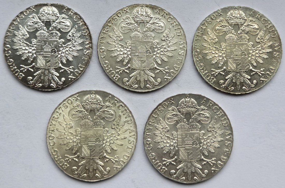  Österreich: Fünf Maria-Theresia-Taler, zusammen 116,5 g Feinsilber   