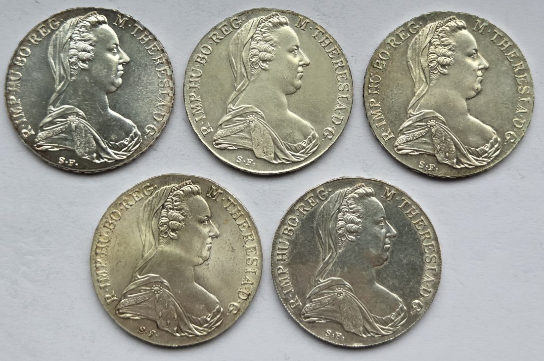  Österreich: Fünf Maria-Theresia-Taler, zusammen 116,5 g Feinsilber   