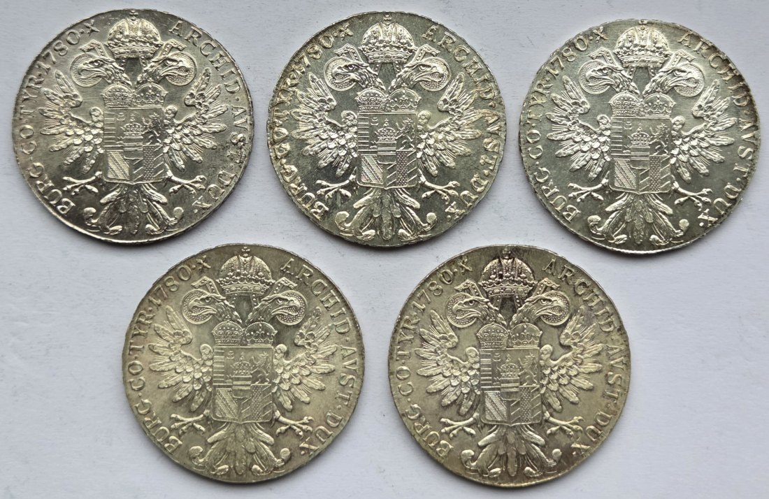  Österreich: Fünf Maria-Theresia-Taler, zusammen 116,5 g Feinsilber   