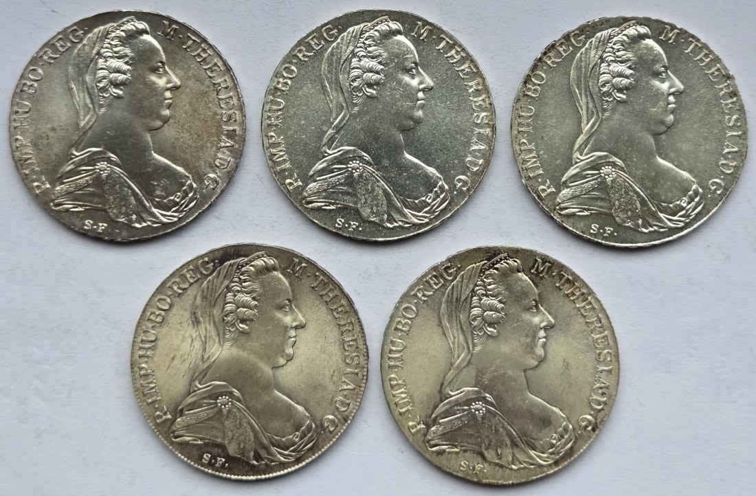  Österreich: Fünf Maria-Theresia-Taler, zusammen 116,5 g Feinsilber   