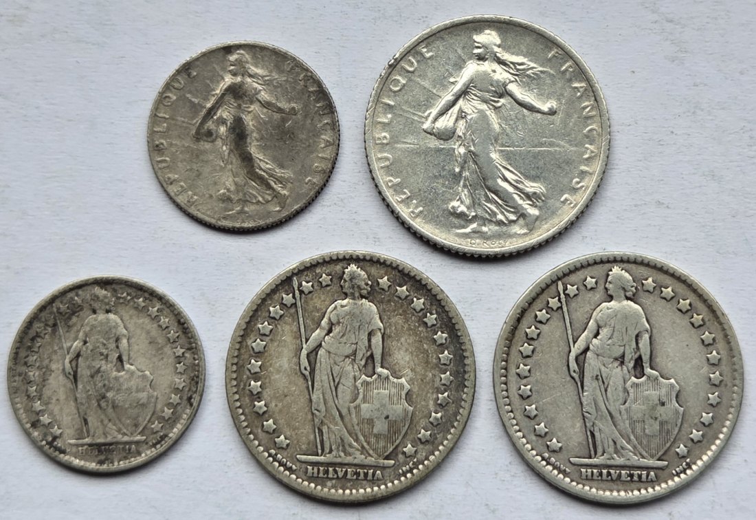  Frankreich/Schweiz: Lot aus fünf Silbermünzen, zusammen 16,7 g Feinsilber   