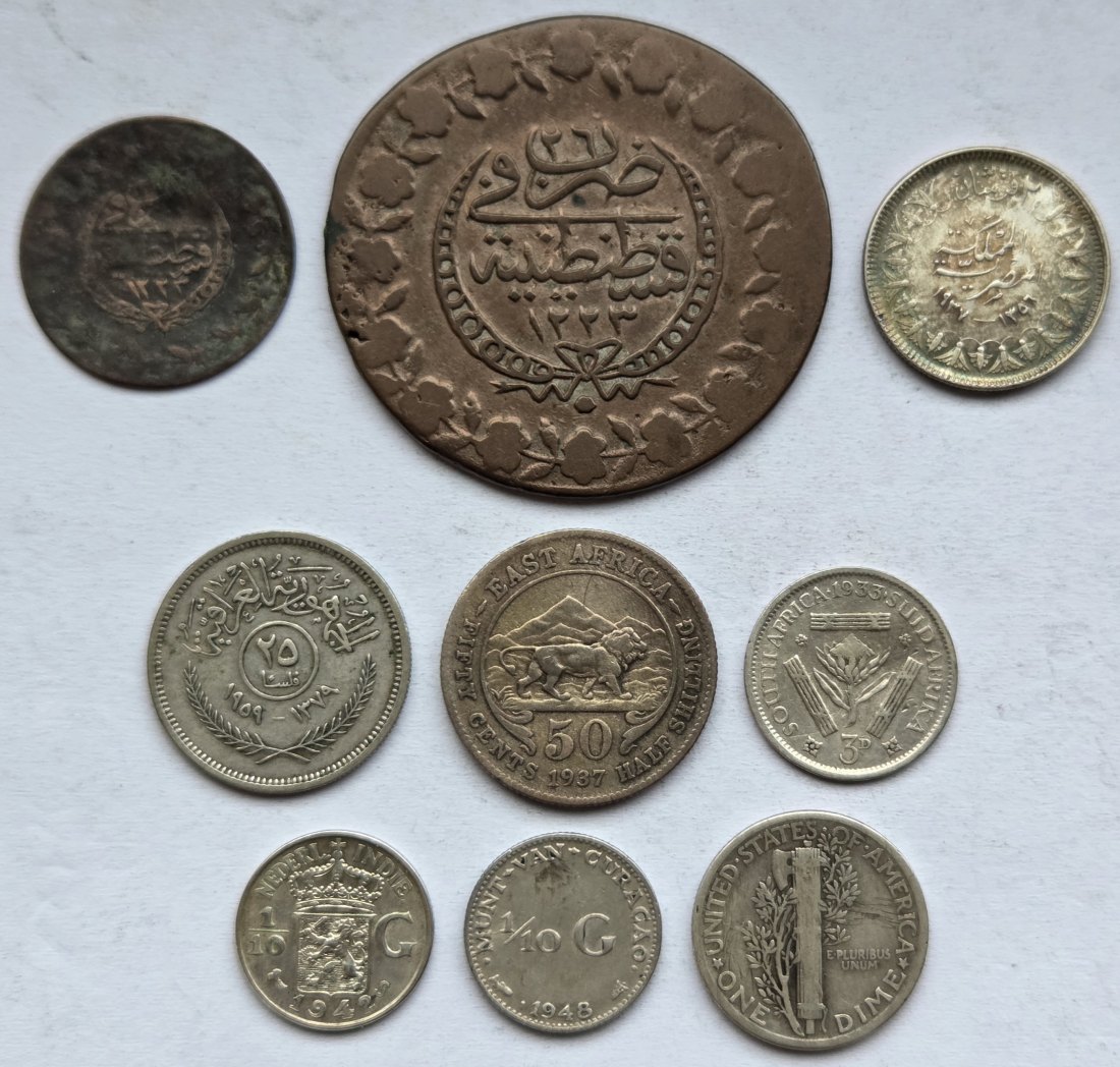  Lot aus neun Silberkleinmünzen aus aller Welt, zusammen 12,8 g Feinsilber   