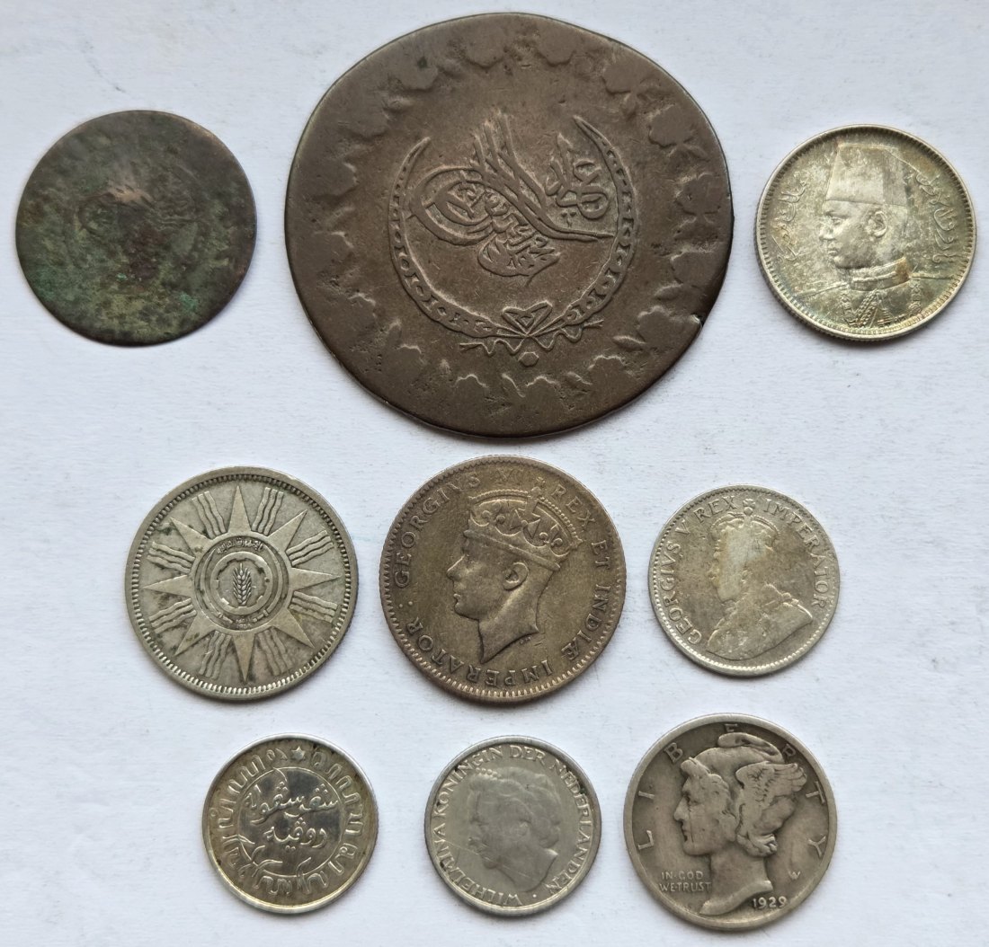  Lot aus neun Silberkleinmünzen aus aller Welt, zusammen 12,8 g Feinsilber   