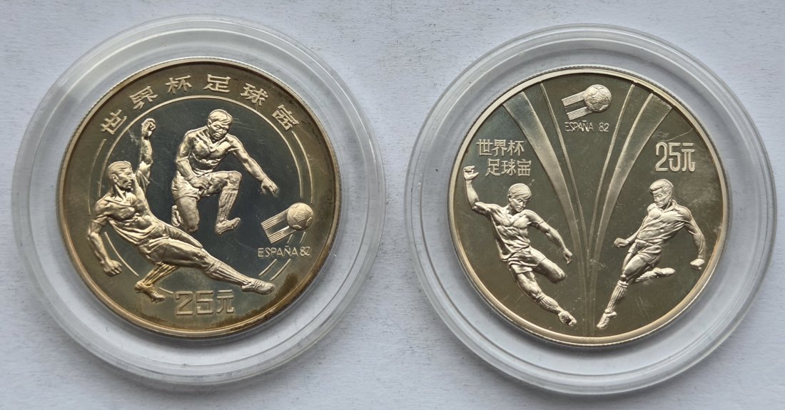  China: 2 x 25 Yuan Fußball 1982, zusammen 31,1 g Feinsilber   