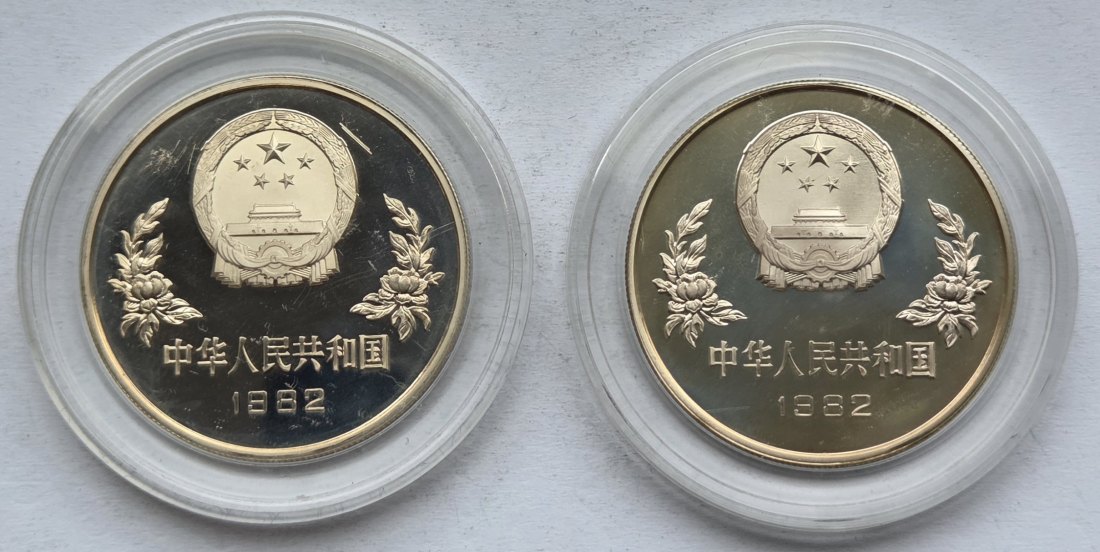  China: 2 x 25 Yuan Fußball 1982, zusammen 31,1 g Feinsilber   