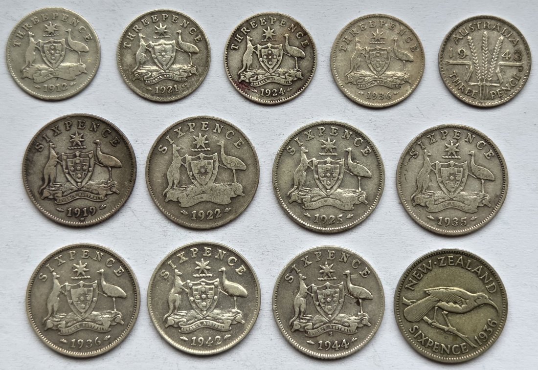  Australien/Neuseeland: Lot aus 3- und 6-Pence-Stücken, zusammen 26,3 g Feinsilber   