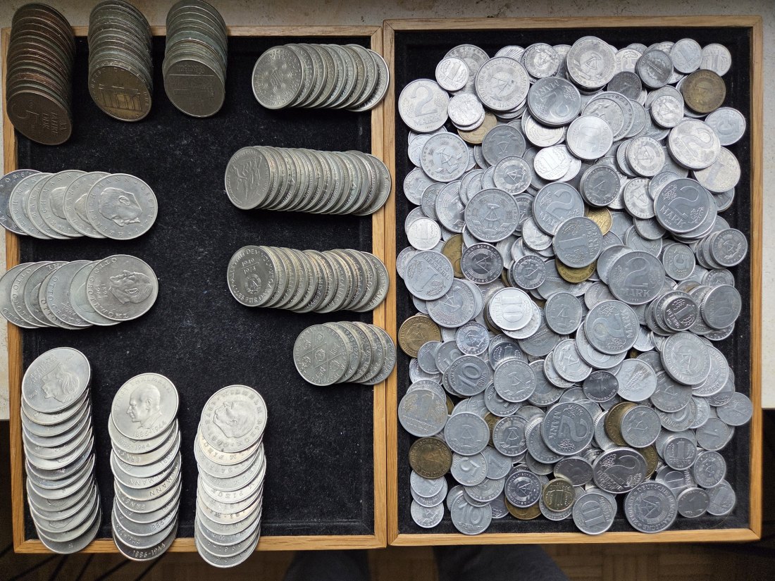  DDR: Großes Lot Klein- und Gedenkmünzen, zusammen 2,2 kg   