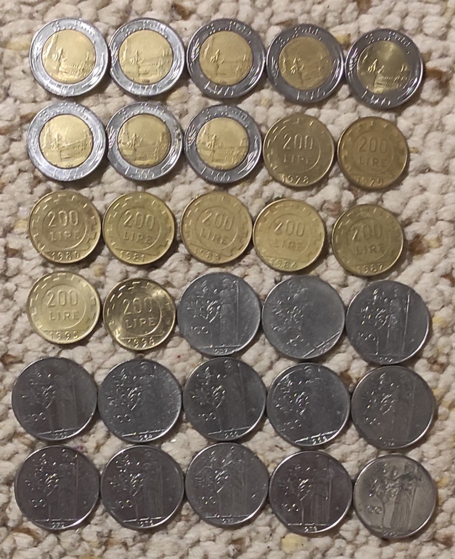  Set 131: Italien Münzlot mit 30 Münzen 8 x 500 Lire, 9 x 200 Lore, 13 x 100 andere Prägejahre   