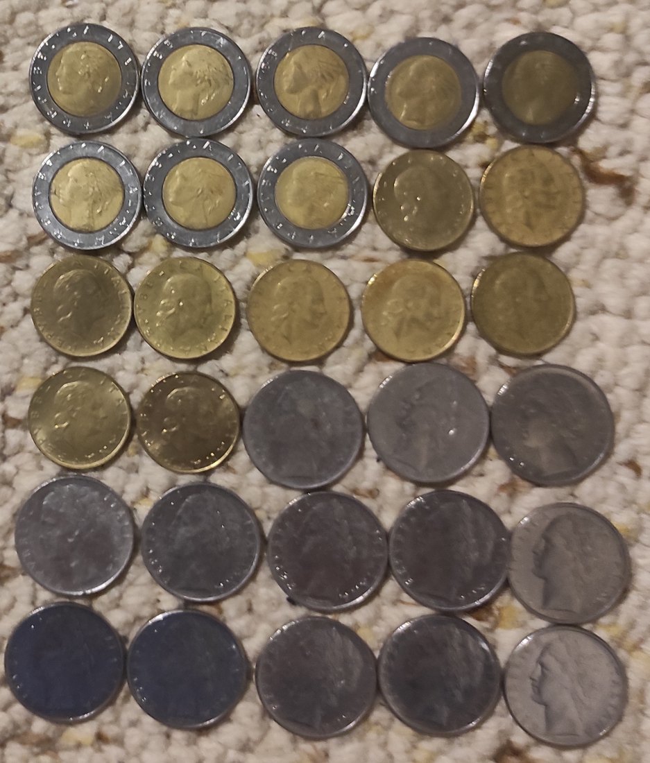  Set 131: Italien Münzlot mit 30 Münzen 8 x 500 Lire, 9 x 200 Lore, 13 x 100 andere Prägejahre   