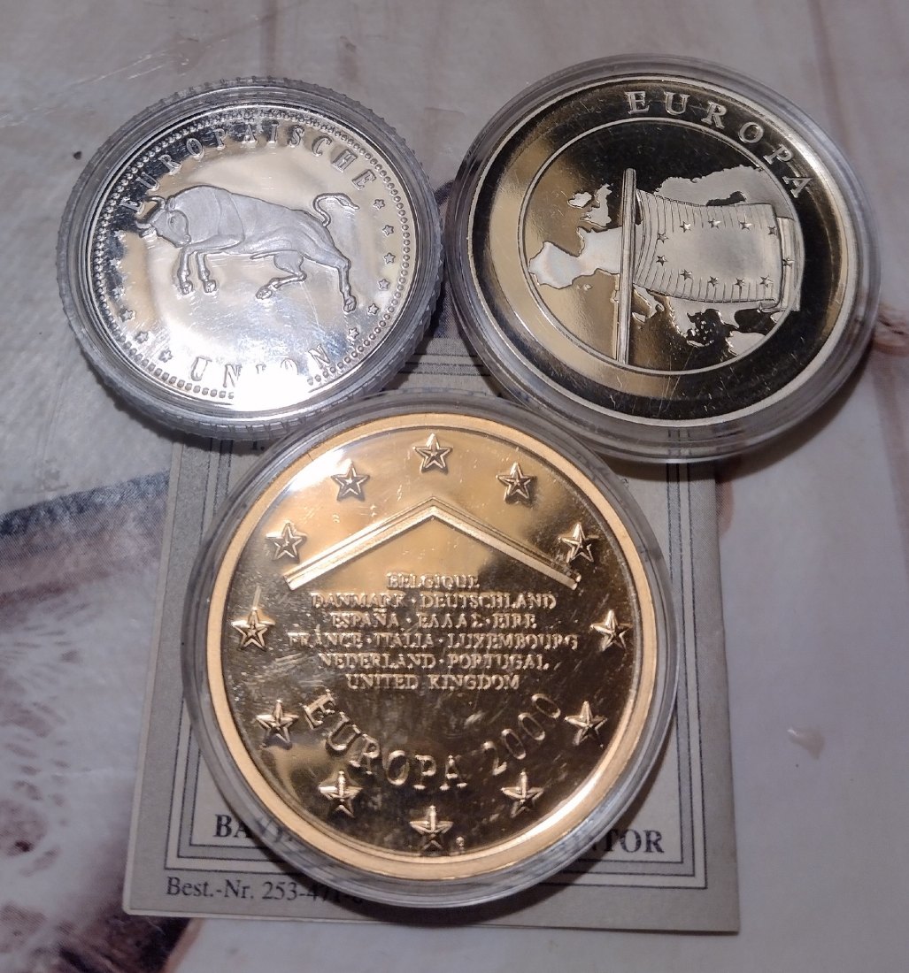  3 Gedenkmedaillen Europa, cuni, eine vergoldet   