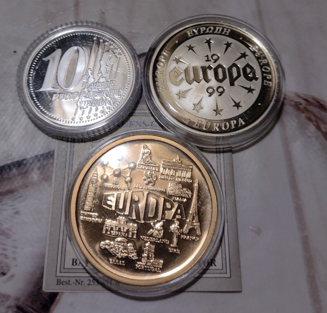 3 Gedenkmedaillen Europa, cuni, eine vergoldet   