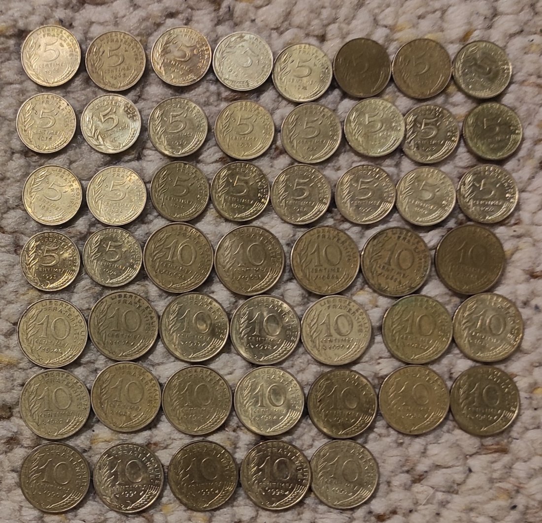  SeSet 137: Frankreich Münzlot mit 50 Münzen 5 Centimes und 10 Centimes verschiedener Prägejahre   