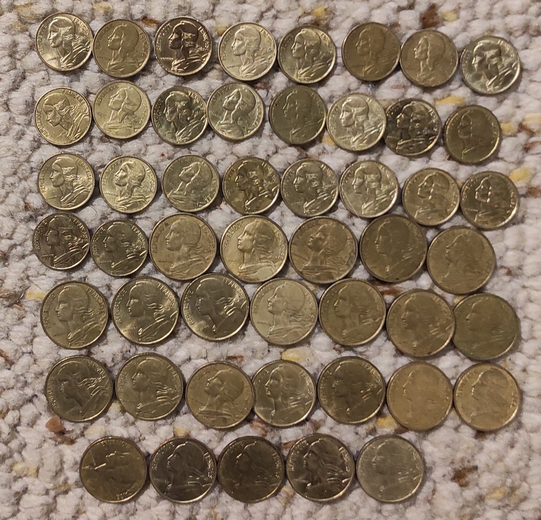  SeSet 137: Frankreich Münzlot mit 50 Münzen 5 Centimes und 10 Centimes verschiedener Prägejahre   